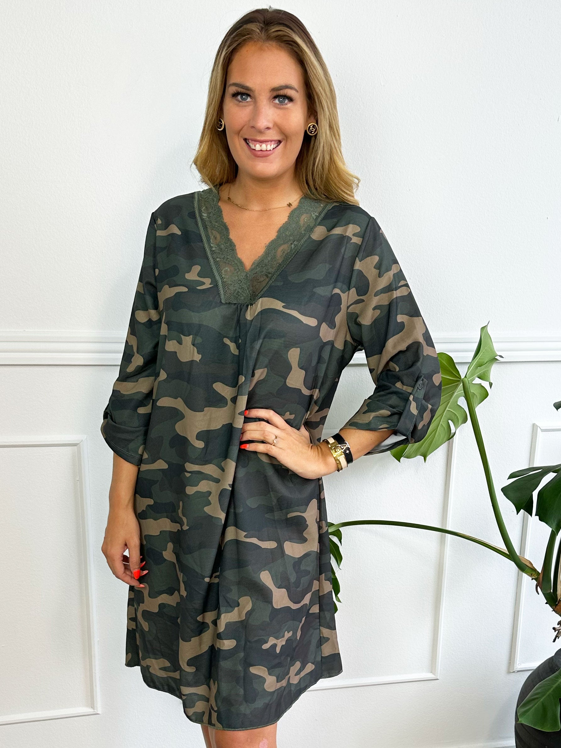 Elly Long - Simpel kjole med blondekant